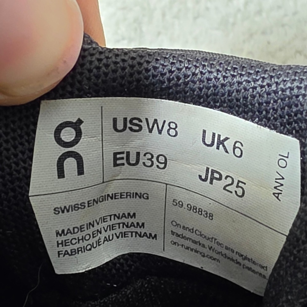 On Running Cloud Waterproof Women Size 8 Black Sneakers 59.98838 Excellent - Picture 8 of 8